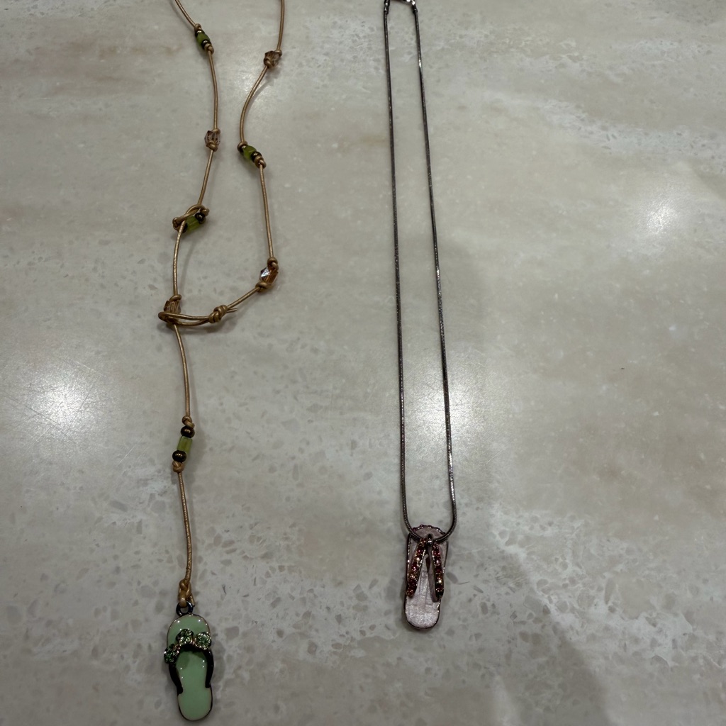 Womens Green Flip Flop Pendant Necklace  Brand Unknown